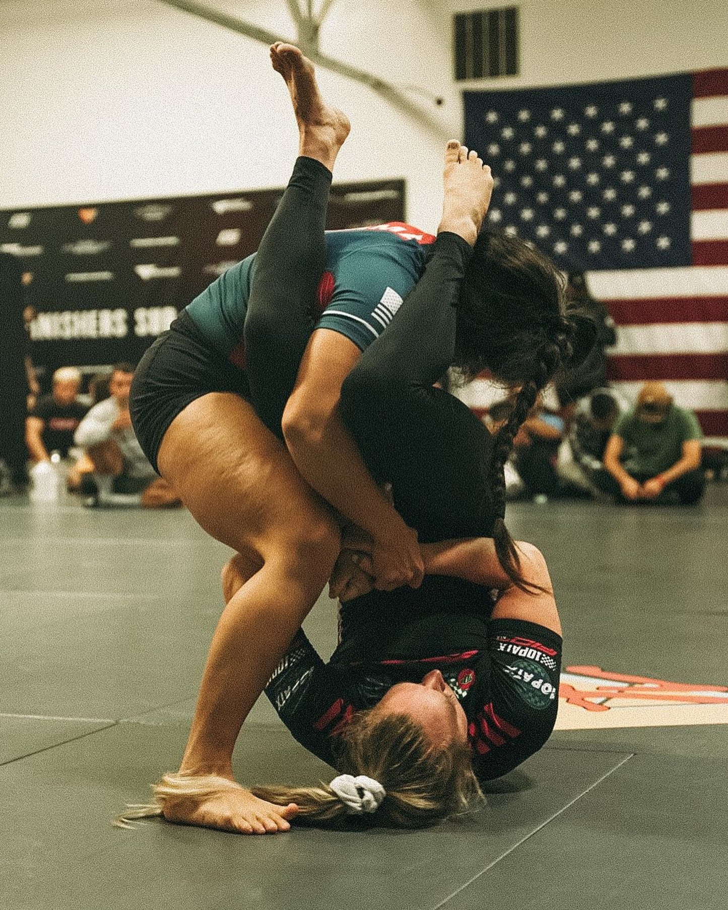 FORMULA 10P - Short Sleeve Black Rashguard